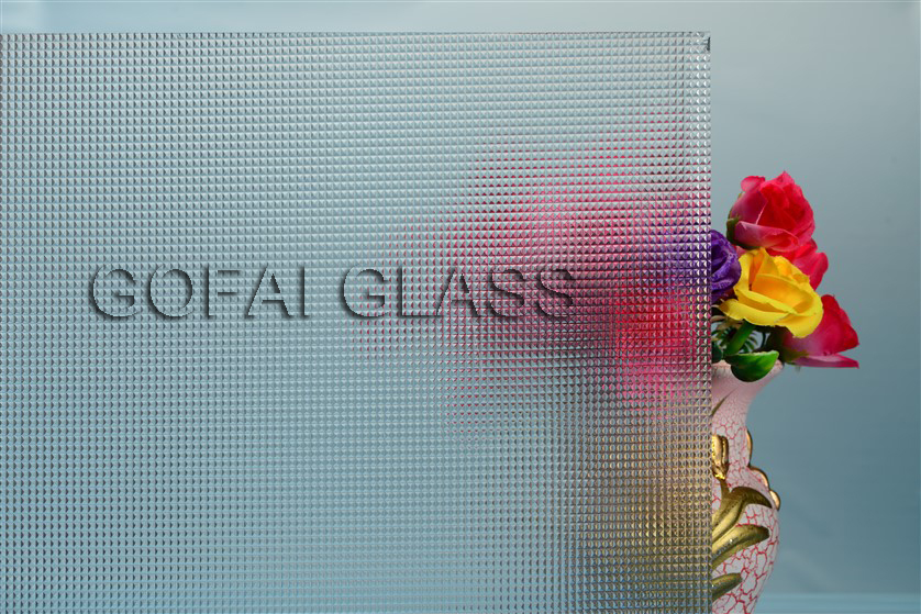 Crystal clear patterned glass